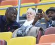 Pierre Boya (stânga), fostul atacant al Rapidului, în tribune la FCSB - Petrolul // foto: Ionuț Iordache (GSP)