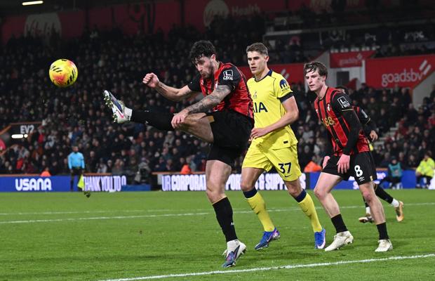 Probleme pentru Radu Drăgușin? » Tottenham, acord de principiu cu fundașul revelației din premier League