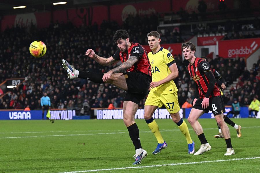 Marcos Senesi (stânga) Concurență pentru Radu Drăgușin la Tottenham? » Londonezii sunt aproape să-l transfere gratis pe internaționalul argentinian
