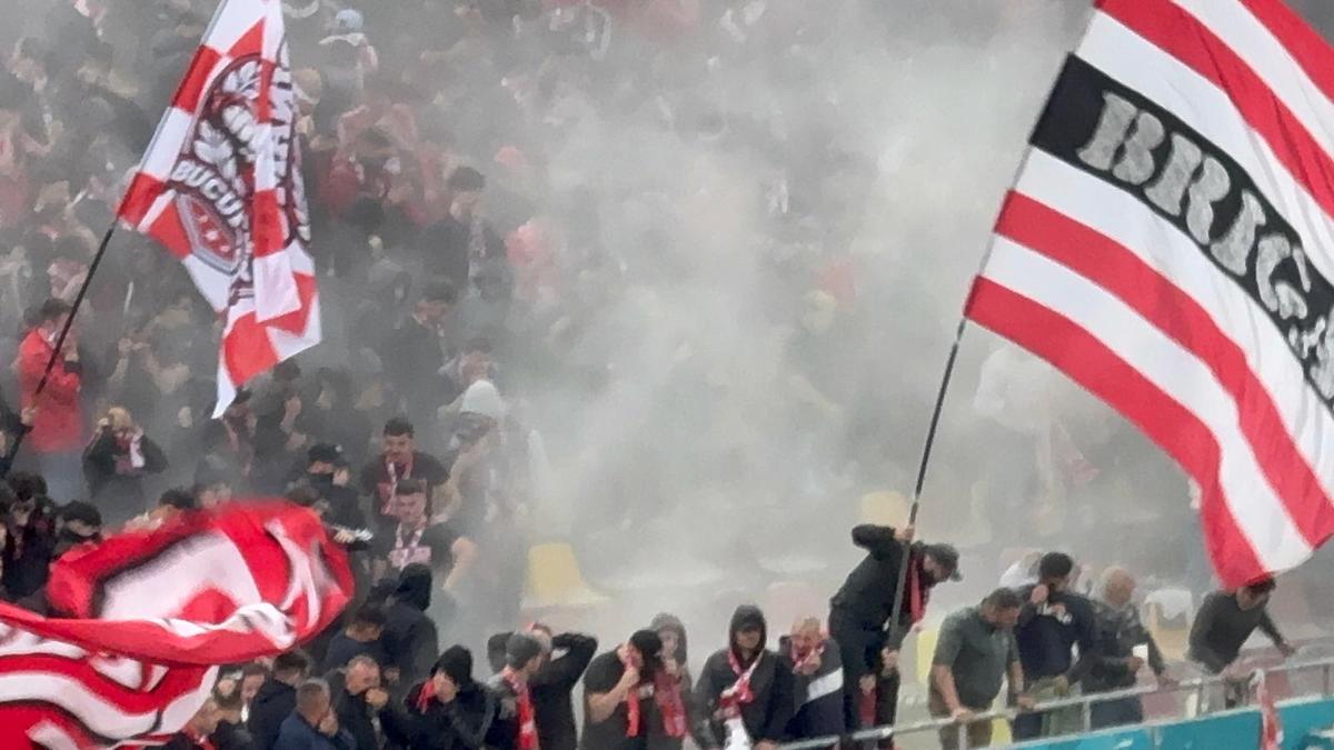 Ultrașii lui Dinamo au dat drumul la extinctor în peluză
