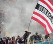 Imagini incredibile în Dinamo - Craiova: ultrașii au pornit extinctoarele în peluză