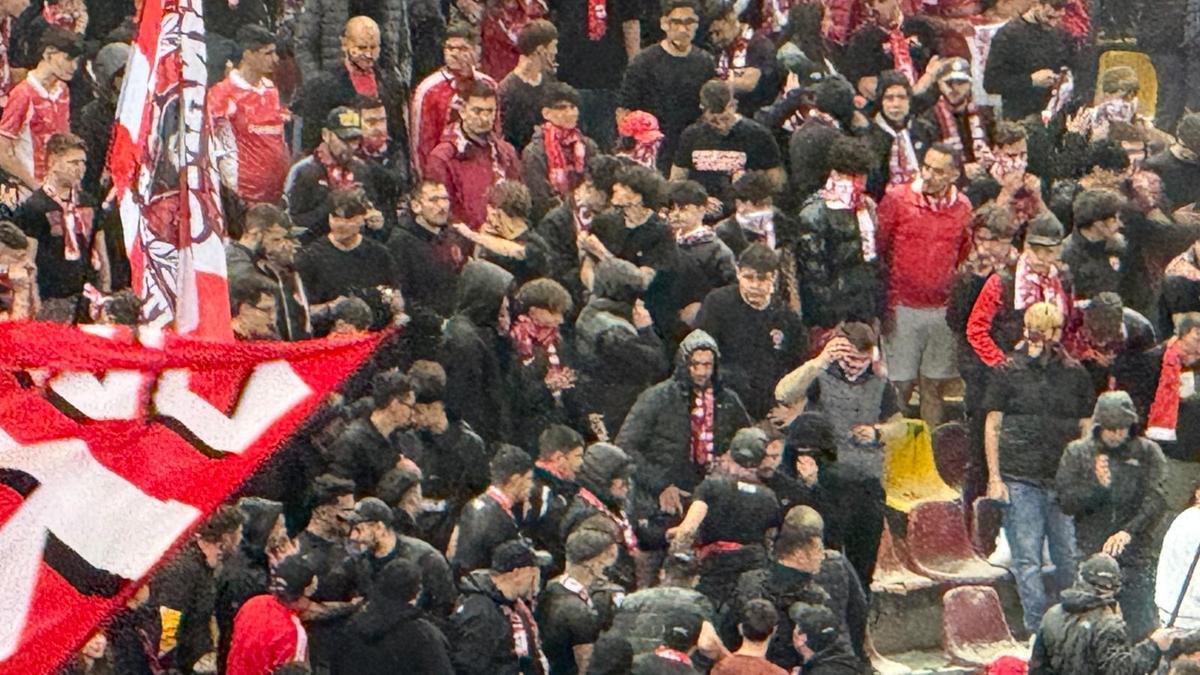 Ultrașii lui Dinamo au dat drumul la extinctor în peluză