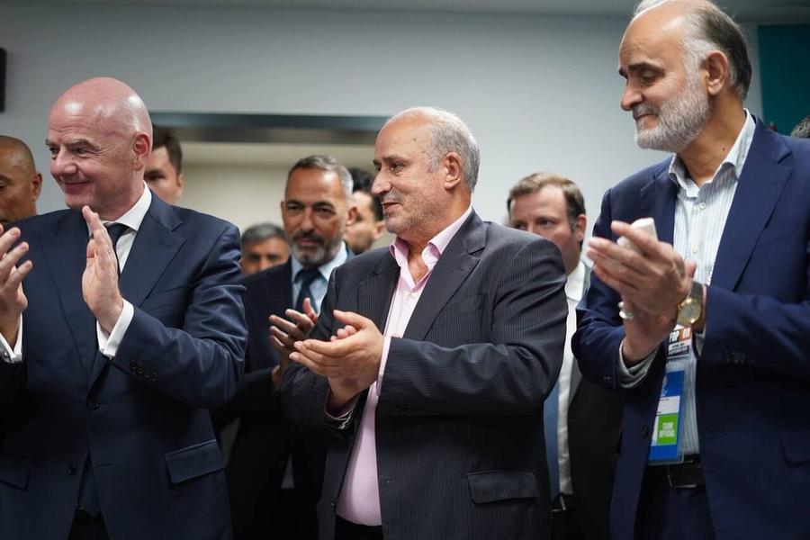 Mehdi Taj (centru), alături de Gianni Infantino (stânga) Controversă imensă la Cupa Mondială! » Federațiile atacă FIFA și amenință cu proteste masive: „Ilogic și nerezonabil!”