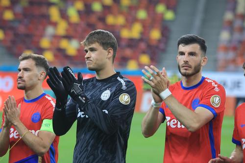 Mihai Popescu, dreapta, a aflat că va continua la FCSB