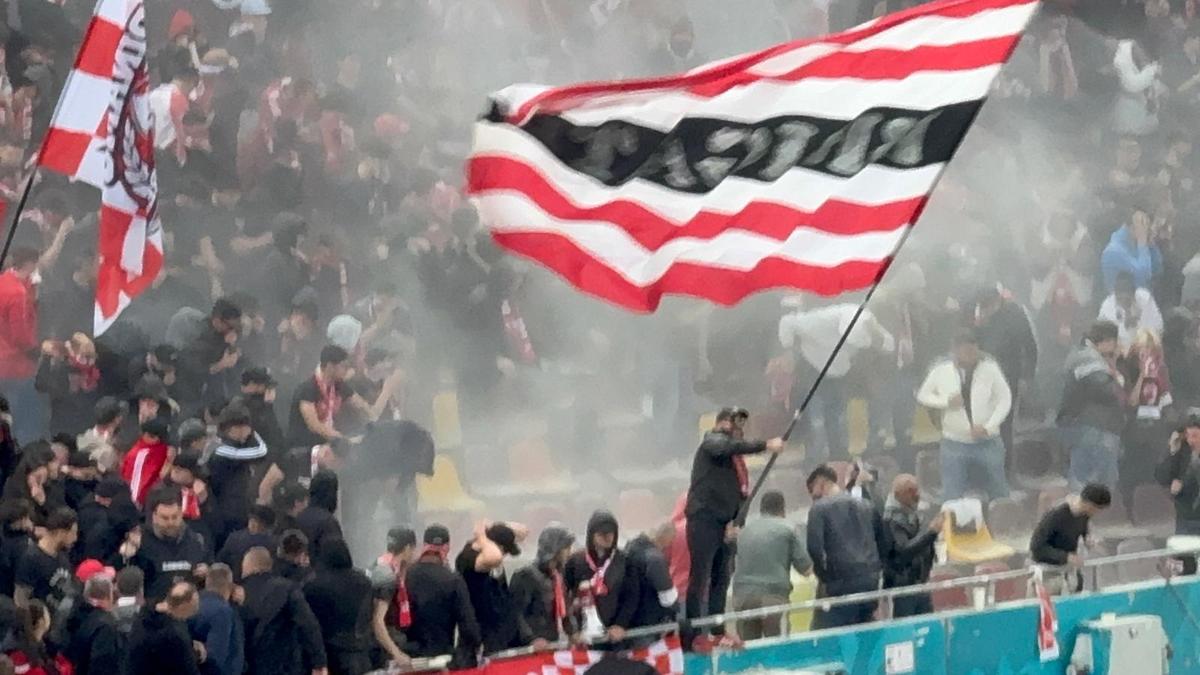 Ultrașii lui Dinamo au dat drumul la extinctor în peluză