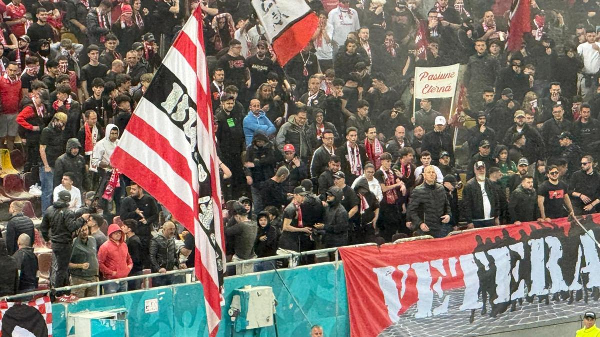 Ultrașii lui Dinamo au dat drumul la extinctor în peluză