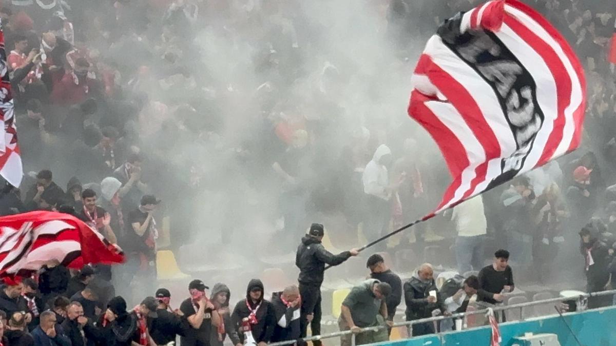 Ultrașii lui Dinamo au dat drumul la extinctor în peluză