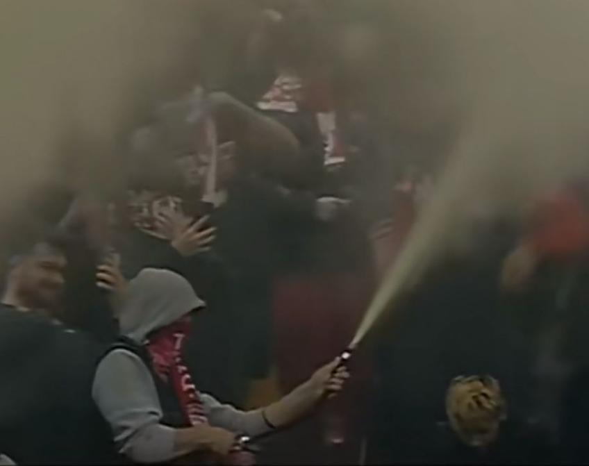 Ultrașii lui Dinamo au dat drumul la extinctor în peluză