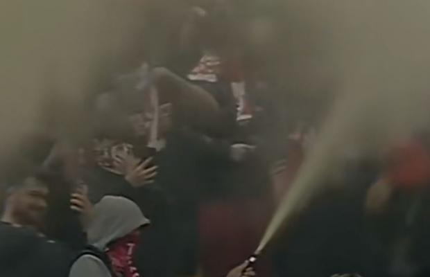 Imagini incredibile în Dinamo - Craiova: ultrașii au pornit extinctoarele în peluză