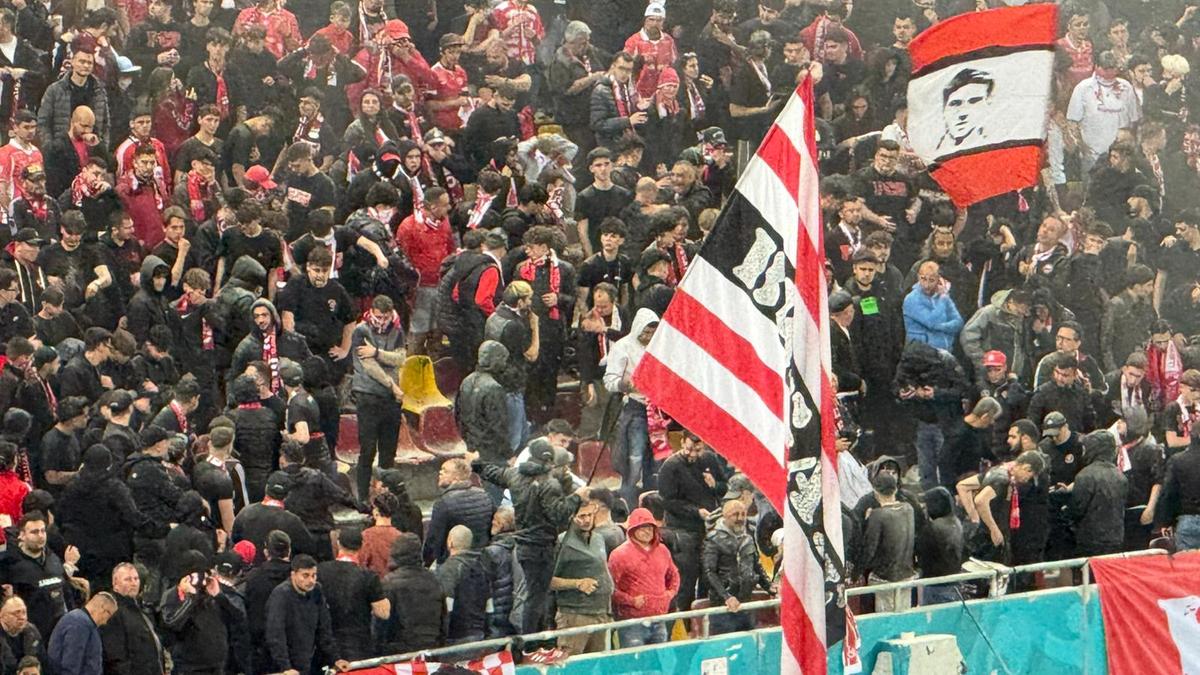 Ultrașii lui Dinamo au dat drumul la extinctor în peluză