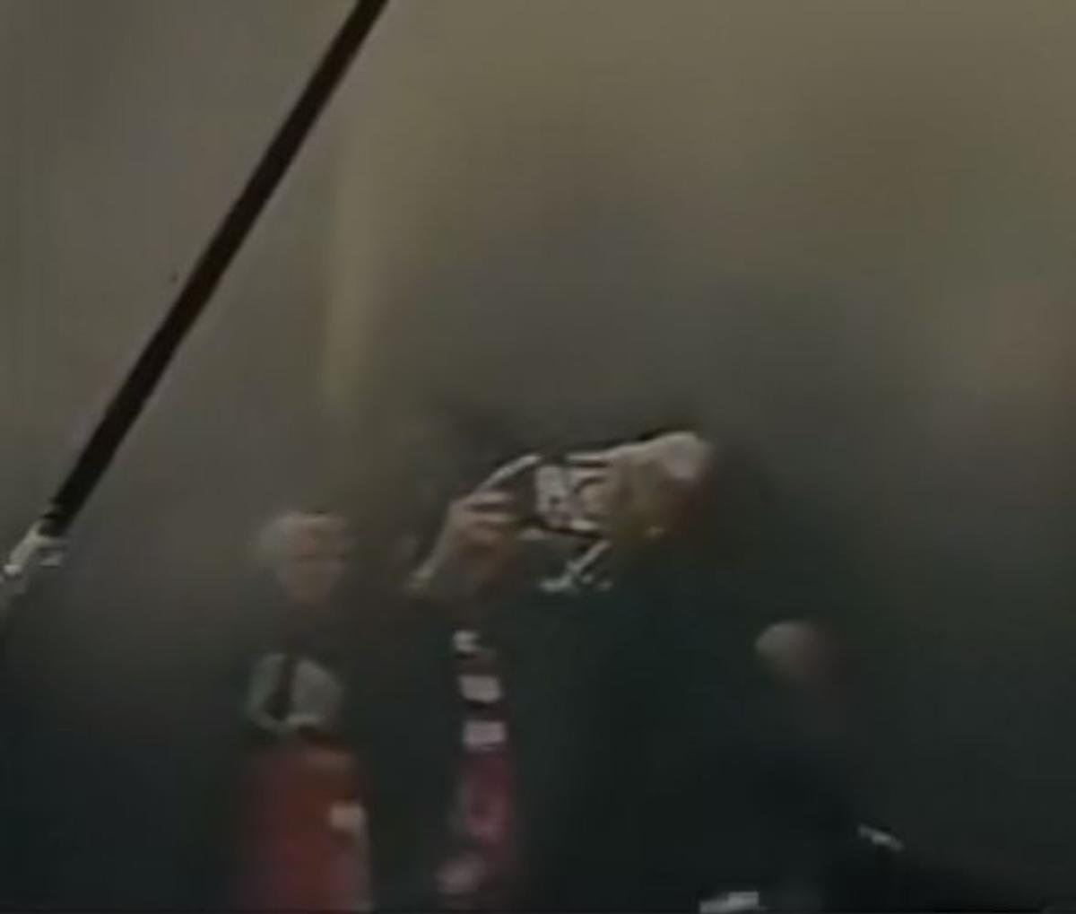Ultrașii lui Dinamo au dat drumul la extinctor în peluză