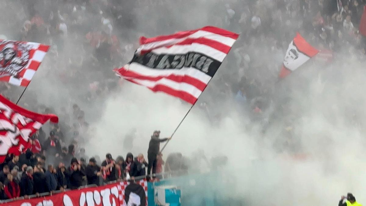 Imagini incredibile în Dinamo - Craiova: ultrașii au pornit extinctoarele în peluză