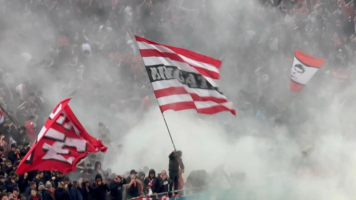 Imagini incredibile în Dinamo - Craiova: ultrașii au pornit extinctoarele în peluză