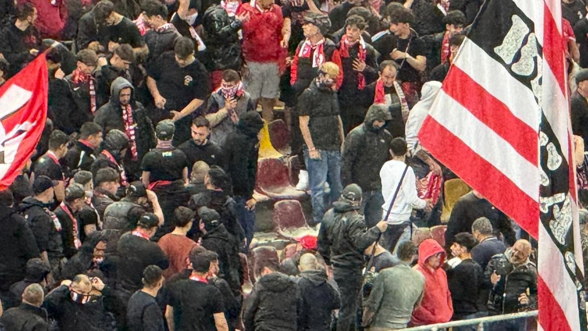 Ultrașii lui Dinamo au dat drumul la extinctor în peluză