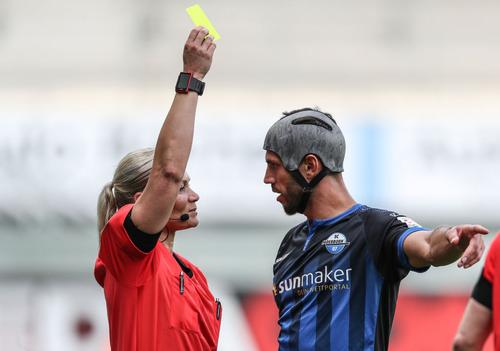 Gjasula e pedepsit de Bibiana Steinhaus. Al patrulea meci la rând cu cartonaș. Are două în două meciuri și în Cupă. Foto: Guliver/GettyImages
