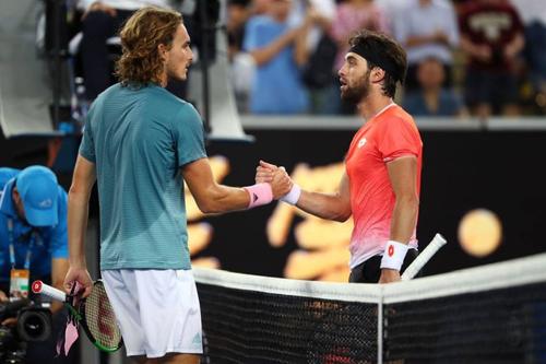 Nikoloz Basilashvili, în dreapta, la finalul unui meci contra lui Tsitsipas. foto: Guliver/Getty Images