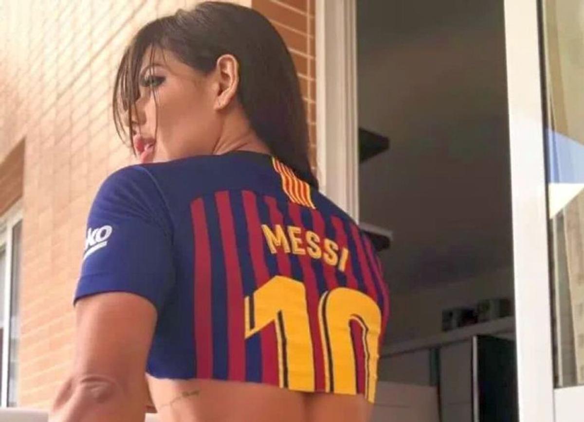 FOTO Miss BumBum l-a trădat pe Messi și a pozat aproape goală în tricoul altei echipe: „E cea mai bună!”