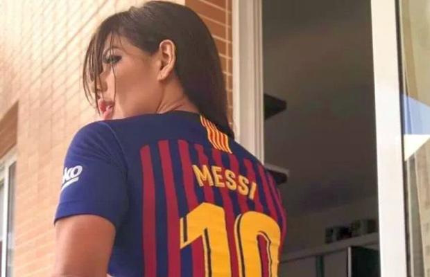 FOTO Miss BumBum l-a trădat pe Messi și a pozat aproape goală în tricoul altei echipe: „E cea mai bună!”