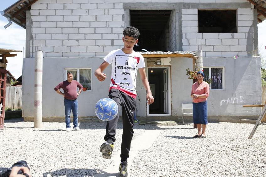 Părinții îl susțin pe Ionatan în visul său de a fi fotbalist (foto: Cristi Preda)