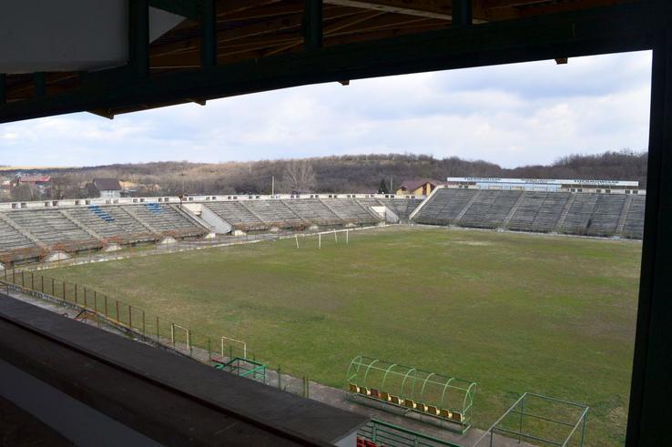 Aceasta e imaginea pe care o aveau vedetele ce călcau la tribuna oficială a stadionului 
FOTO: Vlad Nedelea