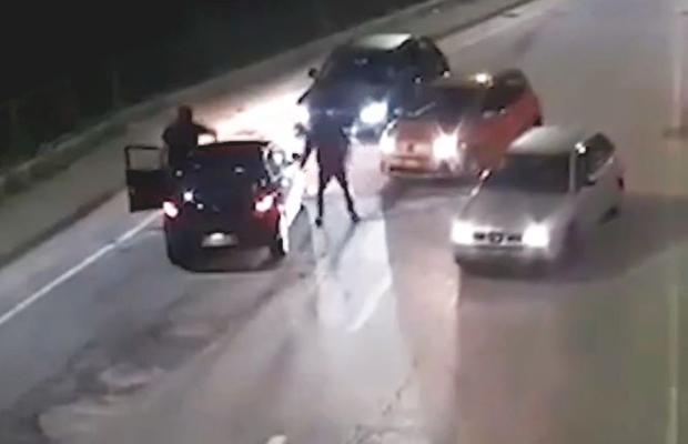 Imagini ca în filmele cu mafioți » Jucător român atacat pe stradă de ultrași, după ce echipa lui a ratat promovarea! 3 persoane arestate