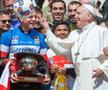 Papa Francisc, alături de fotbaliștii care evoluează în Clericus Cup, una din competițiile Vaticanului // Foto: Imago