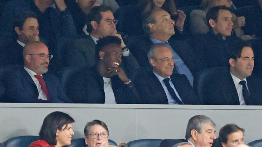 Real Madrid, 100% lângă Vinicius » Brazilianul, ovaționat pe „Bernabeu”, după ce a fost abuzat rasial la Valencia + Scenografie impresionantă a fanilor
