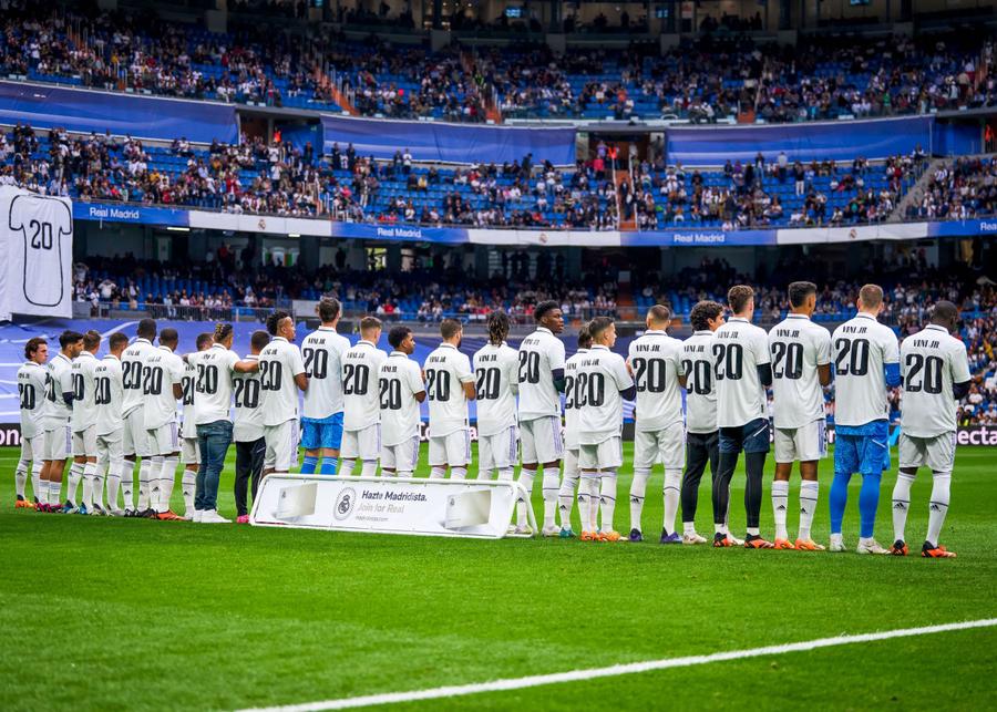 Real Madrid, 100% lângă Vinicius » Brazilianul, ovaționat pe „Bernabeu”, după ce a fost abuzat rasial la Valencia + Scenografie impresionantă a fanilor