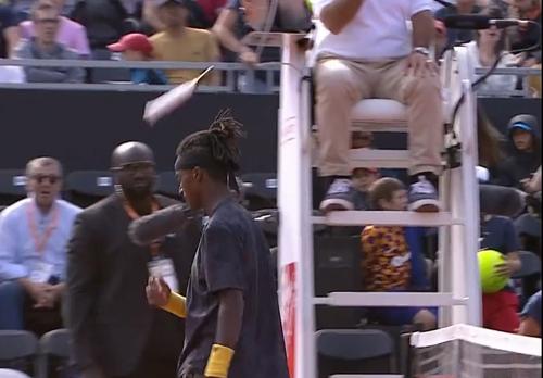 Suedezul Mikael Ymer (24 de ani, 53 ATP) a fost descalificat la scorul de 5-6 al meciului cu francezul Arthur Fils (18 ani, 112 ATP), din „optimile” turneului de la Lyon.