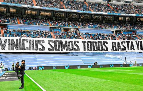 Fanii lui Real Madrid și-au arătat sprijinul pentru Vinicius. 
Foto: Twitter @ Real Madrid