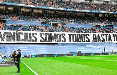 Real Madrid, 100% lângă Vinicius » Brazilianul, ovaționat pe „Bernabeu”, după ce a fost abuzat rasial la Valencia + Scenografie impresionantă a fanilor