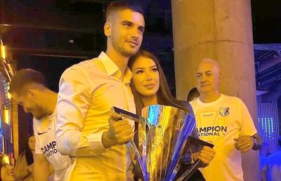 Iubita fotbalistului de la Farul a atras toate privirile la meciul cu FCSB » Nu a lipsit nici de la petrecerea campionilor