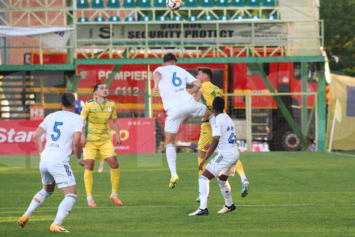 Au încercat să-și arate entuziasmul, dar nu prea le-a ieșit  » Cum s-a filmat Valeriu Iftime, după ce FC Botoșani s-a salvat