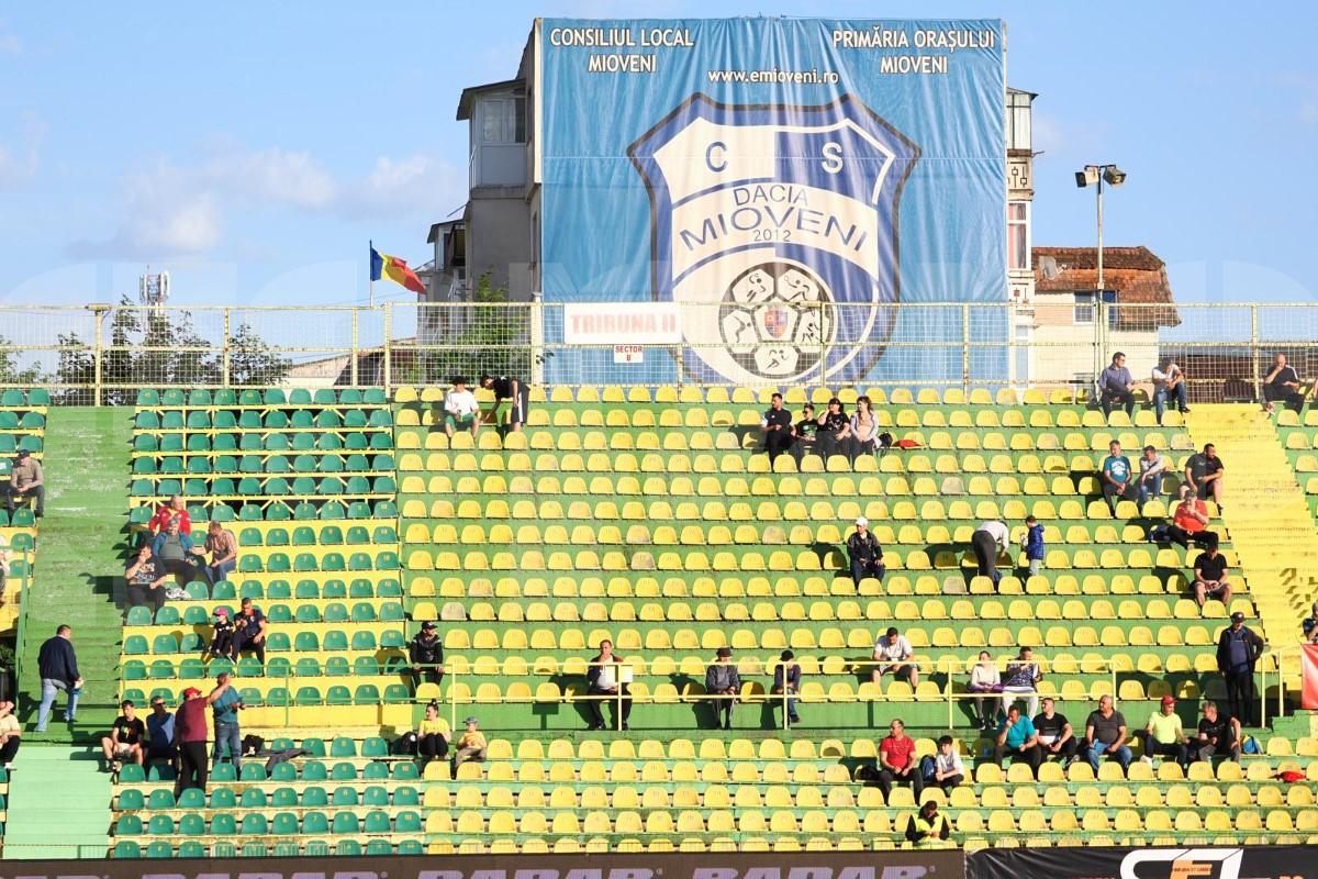 Au încercat să-și arate entuziasmul, dar nu prea le-a ieșit  » Cum s-a filmat Valeriu Iftime, după ce FC Botoșani s-a salvat