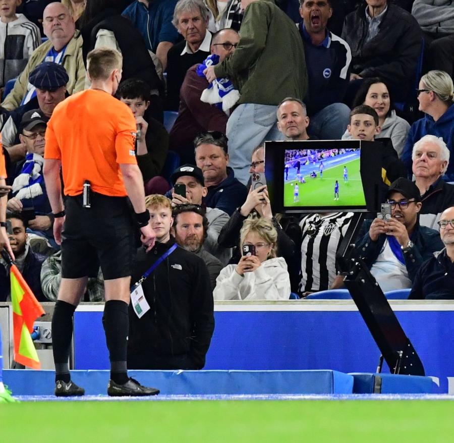 Arbitrii ar putea fi nevoiți să se bazeze doar pe semnalizările asistenților la Euro 2024 / Foto: Imago Scandal înainte de Euro: fără VAR?! Motivul incredibil pentru care UEFA e amenințată