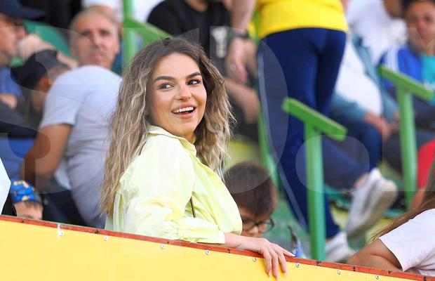 „Regina Piteștiului” și-a făcut apariția la „decisivul” pentru Superligă » Soțul, fost campion al României, s-a făcut antrenor