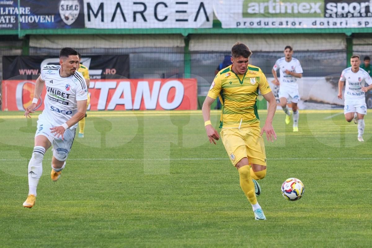 Au încercat să-și arate entuziasmul, dar nu prea le-a ieșit  » Cum s-a filmat Valeriu Iftime, după ce FC Botoșani s-a salvat