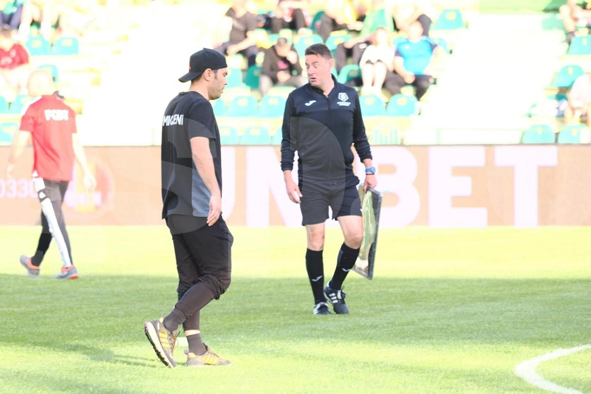 Au încercat să-și arate entuziasmul, dar nu prea le-a ieșit  » Cum s-a filmat Valeriu Iftime, după ce FC Botoșani s-a salvat