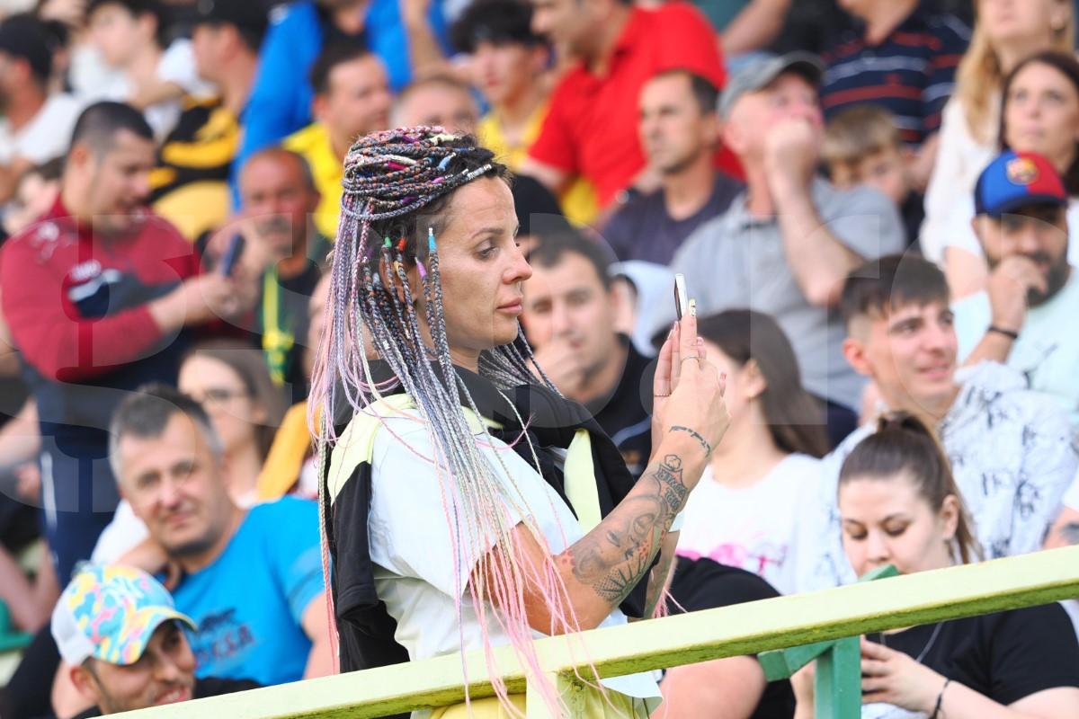 Au încercat să-și arate entuziasmul, dar nu prea le-a ieșit  » Cum s-a filmat Valeriu Iftime, după ce FC Botoșani s-a salvat