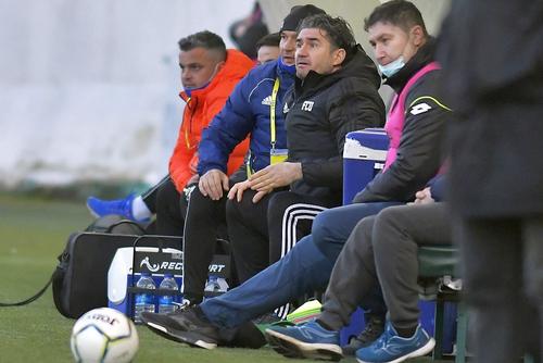 Ovidiu Stîngă, cu geacă neagră, pe banca lui FCU // foto: Imago Images