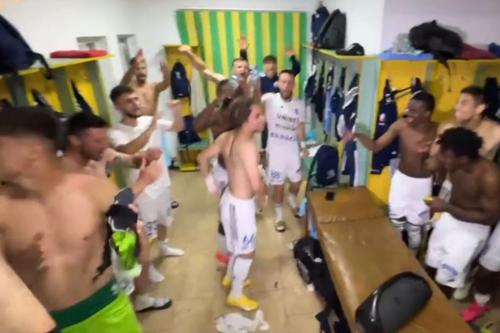 Fotbaliștii celor de la FC Botoșani s-au descătușat în vestiar, după ce echipa pregătită de Bogdan Andone a învins-o pe CS Mioveni și în retur, scor 1-0, asigurându-și prezența în Superliga și în sezonul următor.