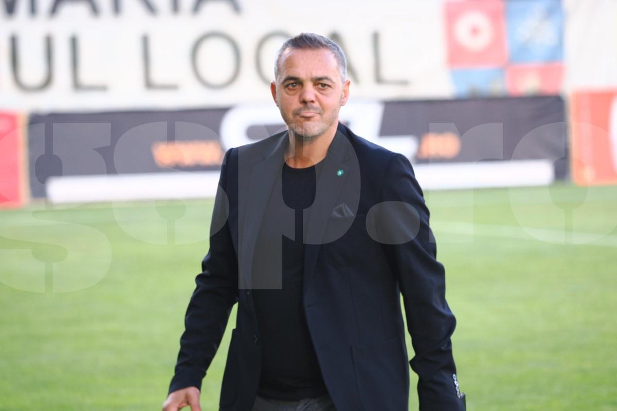 Au încercat să-și arate entuziasmul, dar nu prea le-a ieșit  » Cum s-a filmat Valeriu Iftime, după ce FC Botoșani s-a salvat