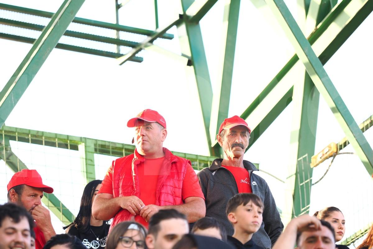 Au încercat să-și arate entuziasmul, dar nu prea le-a ieșit  » Cum s-a filmat Valeriu Iftime, după ce FC Botoșani s-a salvat