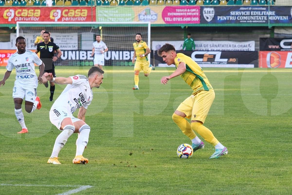 Au încercat să-și arate entuziasmul, dar nu prea le-a ieșit  » Cum s-a filmat Valeriu Iftime, după ce FC Botoșani s-a salvat