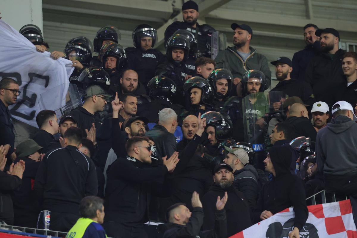 Conflict în peluza lui Dinamo la meciul cu Universitatea Craiova