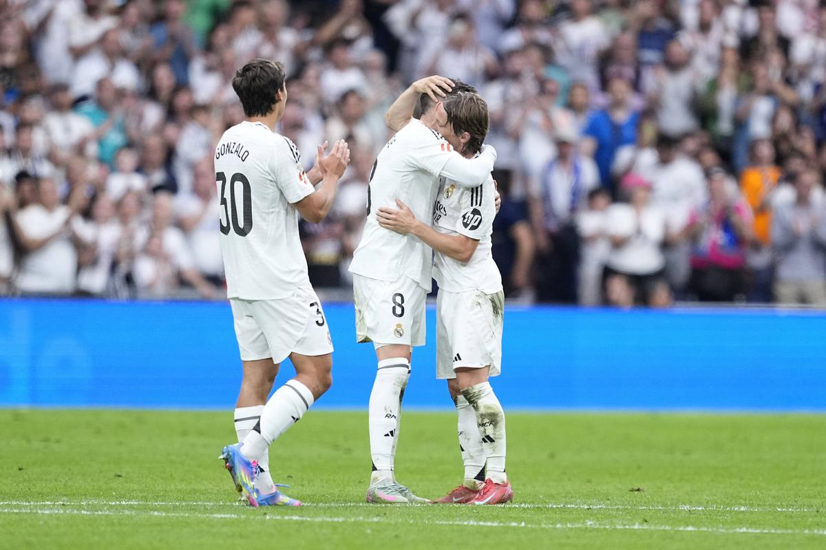 Copleșitor! S-au oprit în timpul meciului și au format garda de onoare pentru Luka Modric. Croatul, în lacrimi la ultimul lui meci pe „Bernabeu”