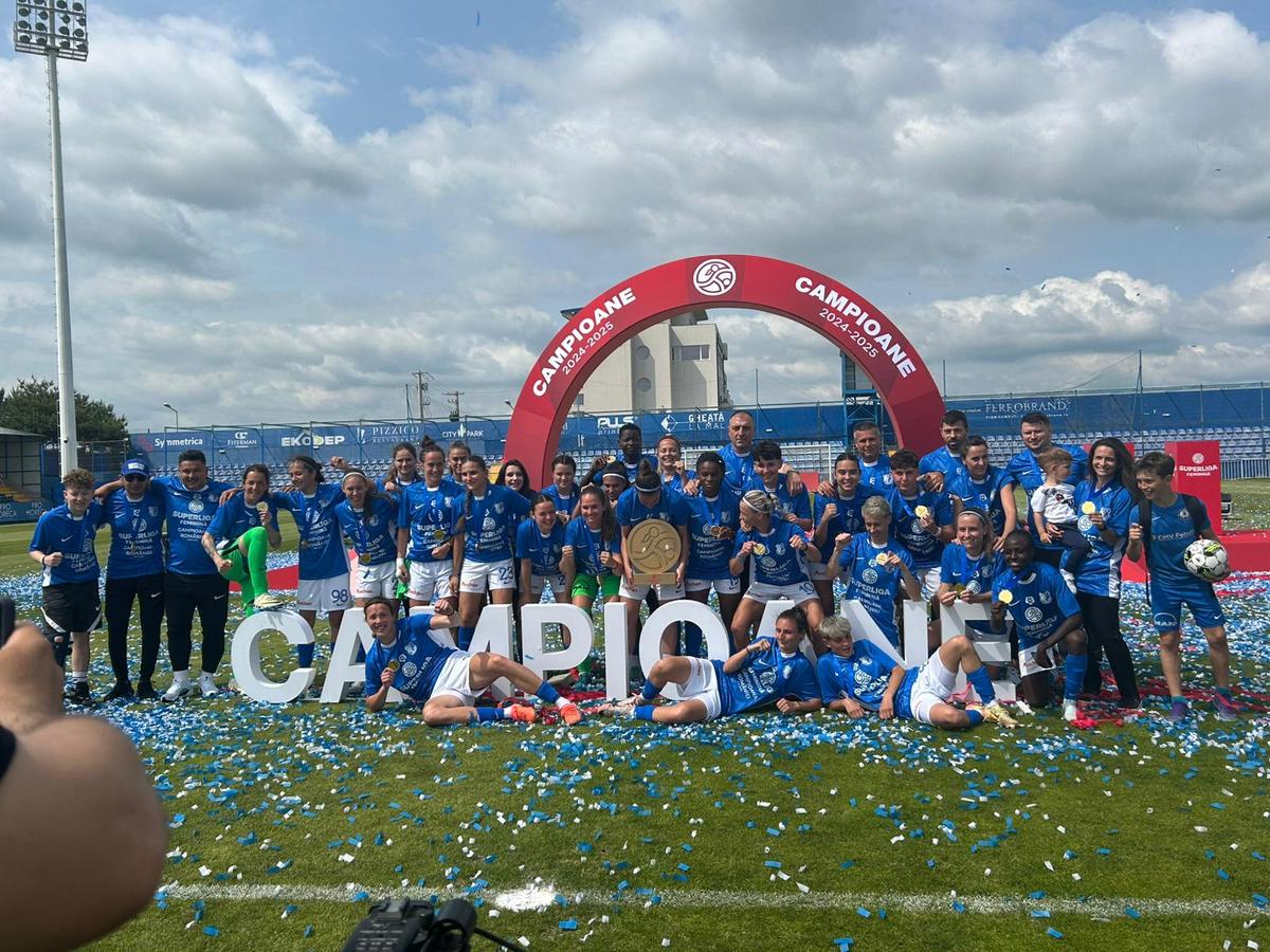 Farul a primit trofeul de campioană! Imagini superbe de la Ovidiu: copiii au invadat terenul