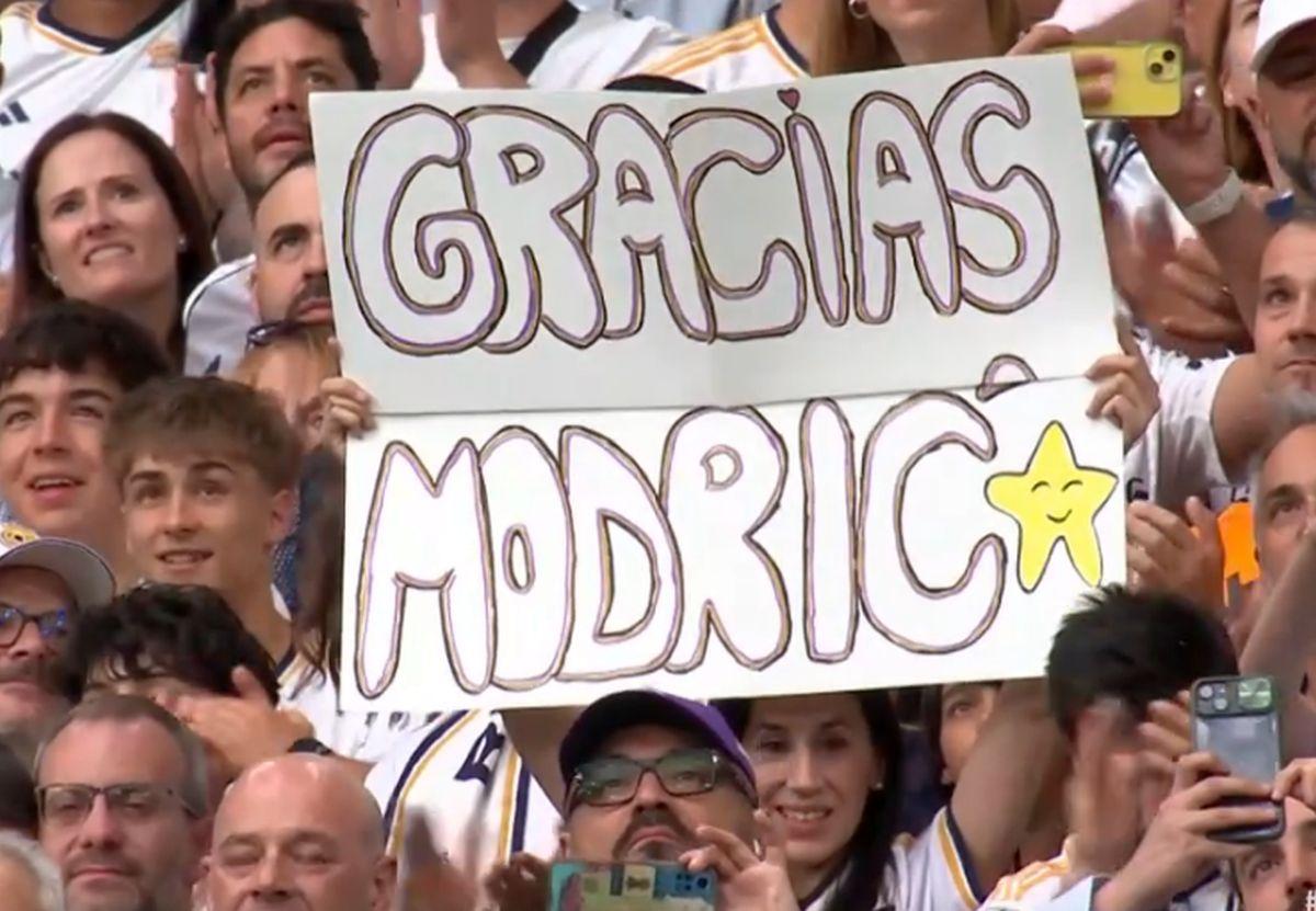 Copleșitor! S-au oprit în timpul meciului și au format garda de onoare pentru Luka Modric. Croatul, în lacrimi la ultimul lui meci pe „Bernabeu”