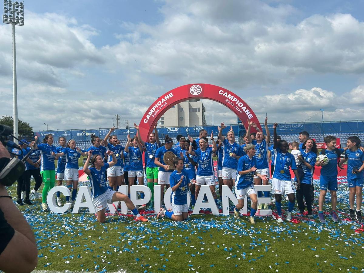 Farul a primit trofeul de campioană! Imagini superbe de la Ovidiu: copiii au invadat terenul