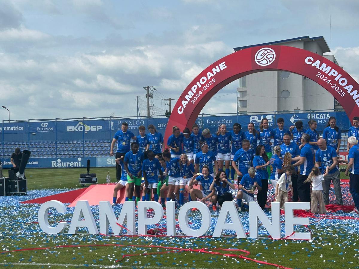 Farul a primit trofeul de campioană! Imagini superbe de la Ovidiu: copiii au invadat terenul
